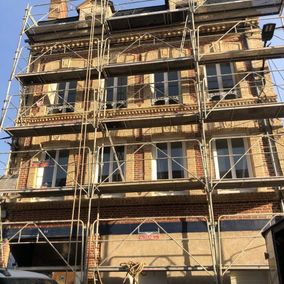 Rénovation de façade immeuble jaune